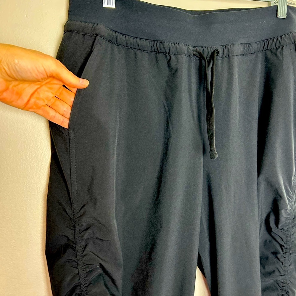 Athleta Women’s Attitude Jogger Black 8 Ruched Dance Travel Athleisure Pilates - Picture 4 of 9